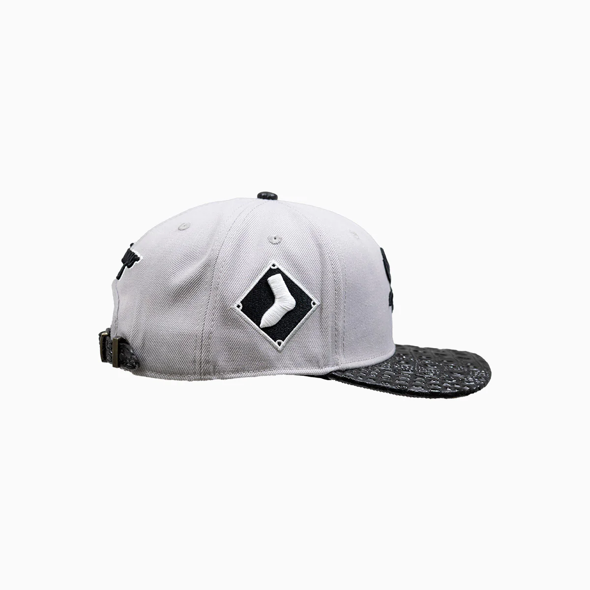 Chicago White Sox Hat With Leather Visor - Image 3